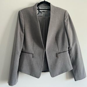 Tahari Arthur S. Levine. Grey suit. 6P